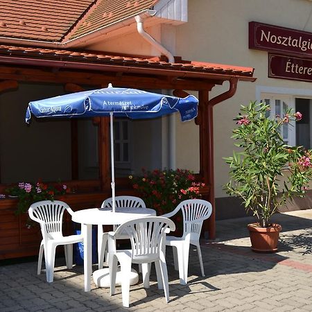 Nosztalgia Hotel Balatonszarszo Luaran gambar