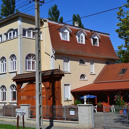 Nosztalgia Hotel Balatonszarszo Luaran gambar