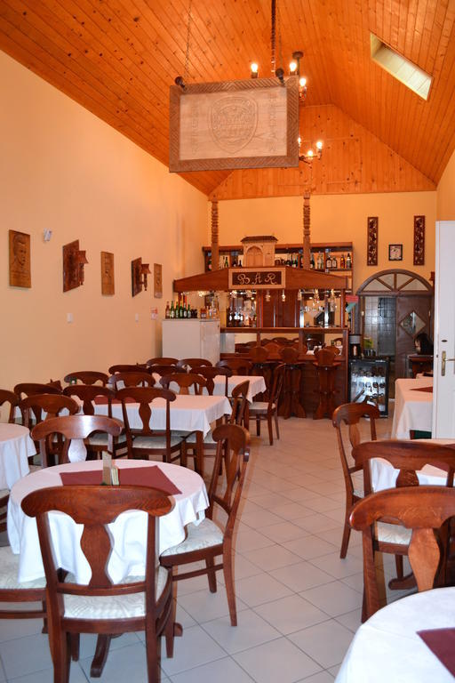 Nosztalgia Hotel Balatonszarszo Luaran gambar