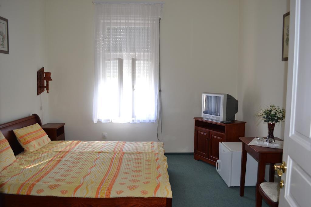 Nosztalgia Hotel Balatonszarszo Bilik gambar
