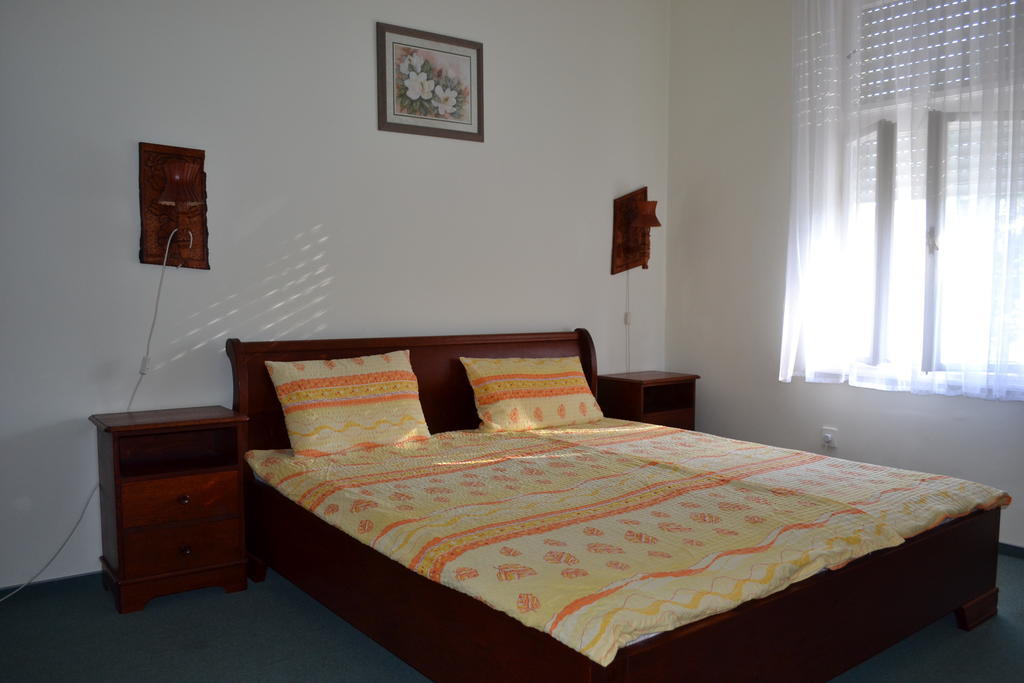Nosztalgia Hotel Balatonszarszo Bilik gambar