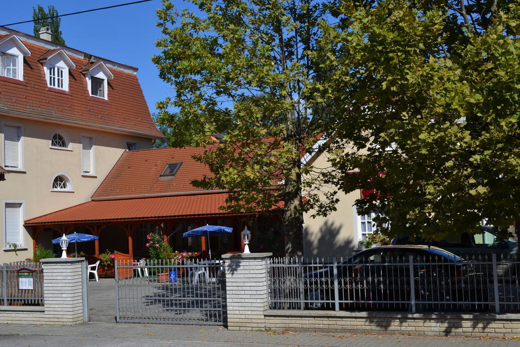 Nosztalgia Hotel Balatonszarszo Luaran gambar